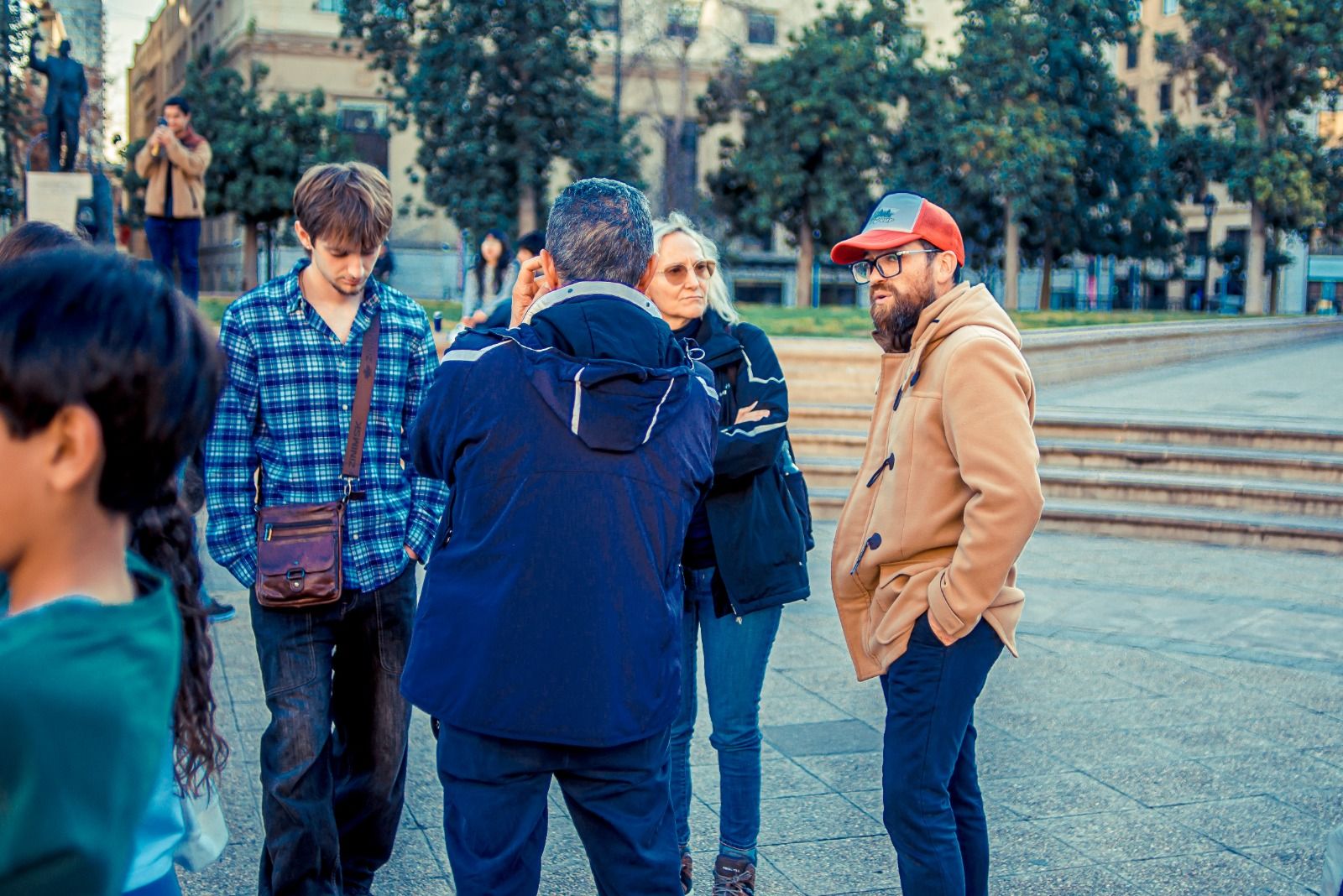 Grupo escuchando al guía en Santiago