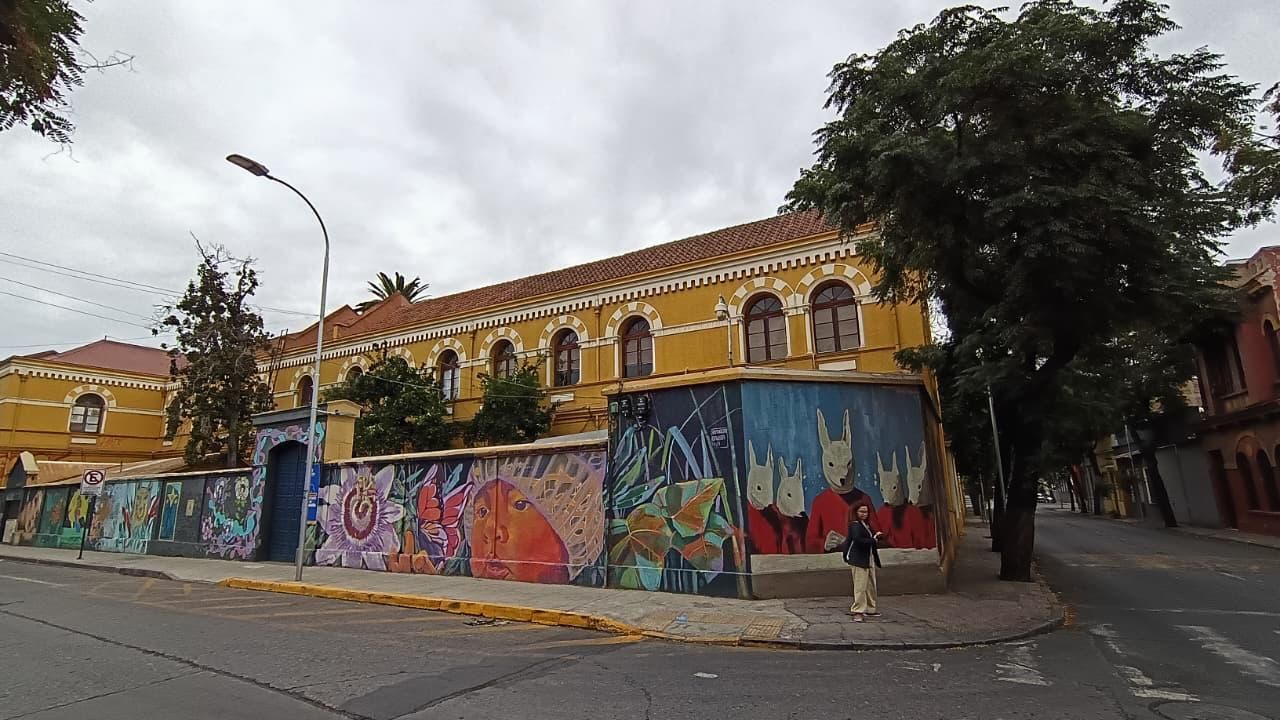 Barrio con murales en Santiago